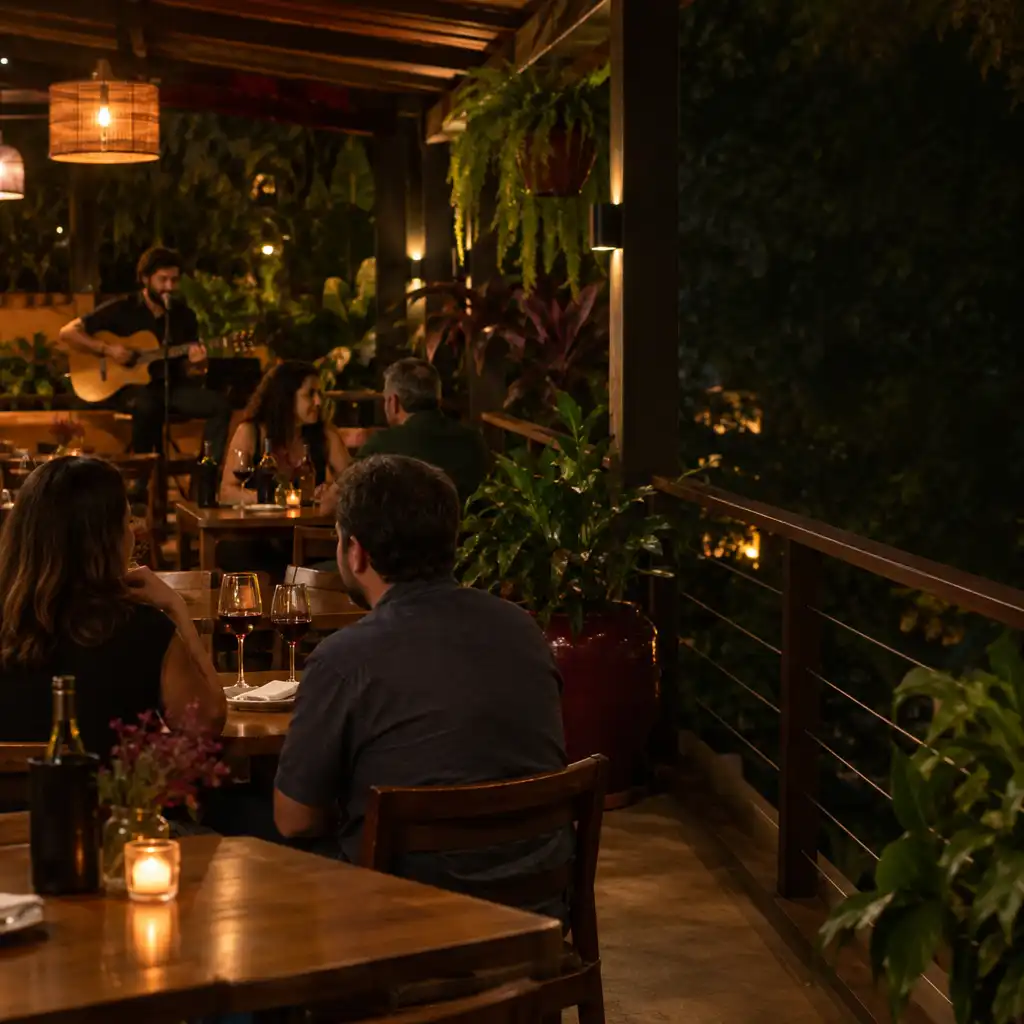 Apresentação acústica em varanda coberta de restaurante à noite